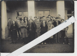 Delcampe - PHOTO ORIGINALE 1958 NEVERS  ARTS ET METIERS  UNE SEULE FILLE Pour 19 GARCONS - Professions