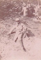 DERRIERE BOLANTE SUR LES BORDS D'UN ABRI LACHALADE MEUSE PHOTO ORIGINALE 9 X 6 CM - 1914-18