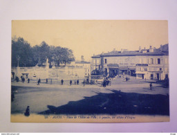 Delcampe - AUCH  (Gers)  :  Place De L'Hôtel De Ville  ;  à Gauche , Les Allées D'Etigny - Auch