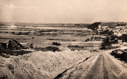 Delcampe - Arromanches Les Bains - Route , Vue Générale Du Port , Plages De Saint Côme Et Asnelles - WW2 - Guerre 1939 1945 - Arromanches