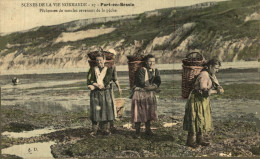 PORT EN BESSIN PECHEUSES DE MOULES REVENANT DE LA PECHE - Port-en-Bessin-Huppain