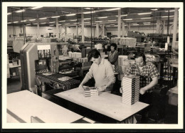 Fotografie Druckerei, Arbeiter Verpacken Fertige Exemplare Für Den Versand - Professions