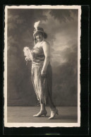 AK Beleibte Dame Mit Faschings-Kopfbedeckung Und Fächer - Karneval - Fasching