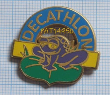 PAT14950 MAGASIN DECATHLON GRENOUILLE MAUVE VIOLET En ZAMAC BOUSSEMART - Marche