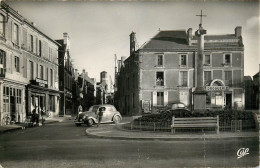 14* COURSEULLES S/MER  Place Du Marche (pliure Verticale) CPSM (format 9x14cm)      RL39.0827 - Courseulles-sur-Mer