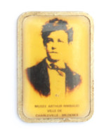 Pin's Charleville-Mézières (08) - MUSEE ARTHUR RIMBAUD - Photo Du Poète - B Saint Martin - ZZ081 - Cities
