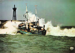 14 PORT EN BESSIN HUPPAIN BATEAU DE PECHE AFFRONTANT LA TEMP - Port-en-Bessin-Huppain