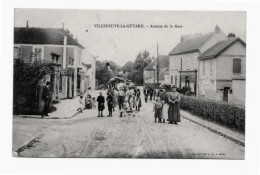 Delcampe - 89 VILLENEUVE LA GUYARD Avenue De La Gare - Coll J.D - Deux Charrettes Et Tombereau Attelés - Très Animée - Villeneuve-la-Guyard