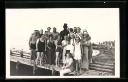Foto-AK Gruppe In Badekleidung Mit Schornsteinfeger Auf Einem Steg - Mode