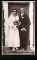 Foto-AK Junges Brautpaar Vor Einer Türe - Hochzeiten