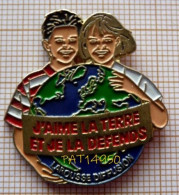 PAT14950 J'AIME LA TERRE ET JE LA DEFENDS LAROUSSE DIFFUSION  ECOLOGIE - Associations