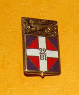 22° Bataillon D’Infanterie, émail, Dos Guilloché, Violet Foncé , Lion Sommant Un écu Violet à Fond Rouge Chargé D’une Cr - Army