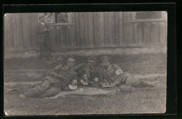 Foto-AK Soldaten In Uniform Vor Der Baracke Beim Kartenspiel - Carte Da Gioco