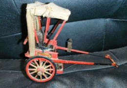 * Ancien Petit Fiacre Rouge En Bois Avec Capote En Toile De Jute. - Jouets Anciens