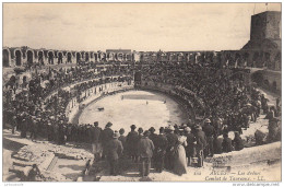 13 ARLES - Les Arenes - Combat De Taureaux - Arles
