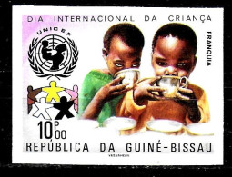 GUINEE BISSAU  N° 100 * *    NON DENTELE   Année De L'enfant Espace Unicef - UNICEF