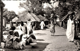CPA Afrikanisches Dorf, Markt, Anwohner - Costumes