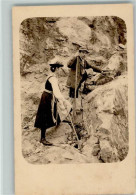 12077270 - Bergsteiger Man  Und Frau Mit Stoecken In Der - Alpinismo