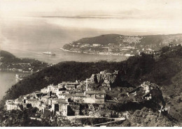 06 EZE AK#DC076 LE VIEUX VILLAGE ET LA BAIE DE VILLEFRANCHE UN PAQUEBOT DANS LA BAIE - Eze