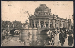 AK Berlin, Kaiser Friedrich-Museum Mit Brücke Und Belebter Uferpromenade - Mitte