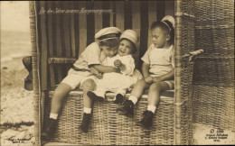 CPA Söhne Des Kronprinzenpaares In Einem Strandkorb, Wilhelm, Louis Ferdinand, Hubertus, PH 2310 - Case Reali