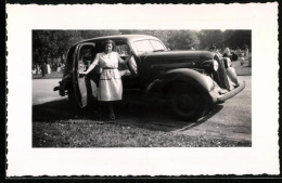 Fotografie Auto, Junge Frau Nebst Luxus-Limousine Mit Kühlerfigur Zentaur - Cars
