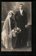 AK Portrait Eines Eleganten Brautpaares In Hochzeitsmode - Hochzeiten