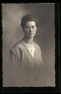 Foto-AK Junge Frau Mit Medaillon - Fashion
