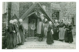 29 - DT50683CPA - SAINT POL DE LEON - Jeunes Filles Decorant La Fontaine - Parfait état - FINISTERE - Saint-Pol-de-Léon