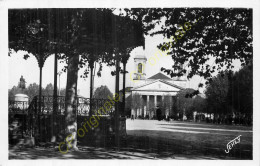 85.  LA ROCHE Sur YON . Le Kiosque Et L'Eglise St-Louis . - La Roche Sur Yon