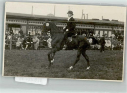 38132911 - Eleganter Junger Mann Auf Einem Edlen Pferd Im Reitparcour - Ippica