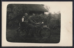 Foto-AK Motorrad, Kennzeichen C 14, Frau Auf Dem Sozius - Motorräder