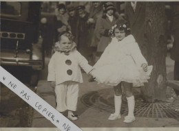 PHOTO ORIGINALE Par PROFESSIONNEL « Agence Rol G.Devred Paris »  ENFANTS PIERROT ET COLOMBINE  PERSONNES  ARRIERE PLAN - Anonymous Persons