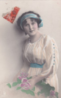 Fantaisie -- 1913 --  Portrait De Femme   ( Coiffure , Jolie Robe   , Fleur  )  -- - Frauen