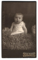 Fotografie Wilh. Risse, Marburg A /Lahn, Portrait Süsses Kleinkind Im Weissen Hemd - Anonymous Persons