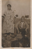 CPA ARMENIE CARTE PHOTO UNE ARMENIENNE QUI VIENT LAVER LE LINGE D UN OFFICIER - Armenia