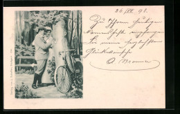AK Herr Schnitzt Ihrer Beiden Initialien In Einen Baum, Fahrrad - Sonstige & Ohne Zuordnung