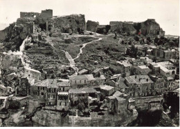 13 LES BAUX AJ#MK246 LES RUINES DU CHATEAU DES SEIGNEURS DES BAUX ET LE VILLAGE VUE AERIENNE NUM 5 - Les-Baux-de-Provence
