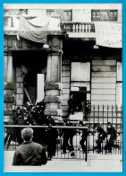 PHOTO Photographie De Presse - LONDON - Hyde Park - Siège De MAYFAIR MANSION Par Des Hippies évacués Par La Police - Places