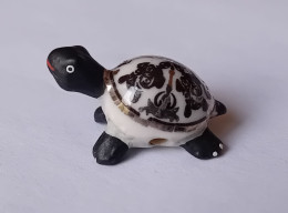 FEVE - FEVES -   "TORTUES" -  UNE JOLIE TORTUE - TETE ET PATTES NOIRES - Tiere