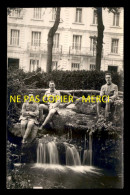 MILITARIA - SOLDATS - 8 SUR LES COLS ET LES KEPIS - CARTE PHOTO ORIGINALE - Regimente