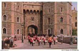 ASXP7-0437-ROYAUME-UNI - WINDSOR - Guards Band Leaving Windsor Castle Throuth Henry VIII Gate - Windsor Castle