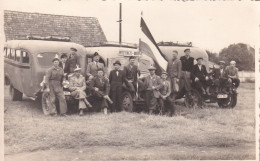 HUNGARY ROMANIA TRANSYLVANIA – BESZTERCZE BISTRITA RODNA – GROUP WITH BUSES & FLAG - 1930s RPPC REAL PHOTO - Romania