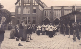 BRAINE-L'ALLEUD Cérémonie Religieuse Collège Cardinal Mercier Photo-carte Traces De Colle Au Dos Scouts Catholiques - Braine-l'Alleud