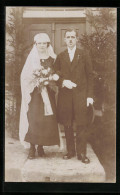 Foto-AK Hochzeitsfoto, Gatte Mit Zweifingerbart - Huwelijken