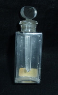 Petit Flacon En Tout En Verre - Vide  - CHANEL Avec Tige De Verre (touche Oreilles) Hauteur Total, 58 Mm ---réf, P05 - Miniatures (sans Boite)