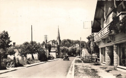 FRANCE - Arès - Route De Bordeaux - Clocher - Bâtiments - Restaurant - Arbres - Voiture - Animé - Carte Postale Ancienne - Arès