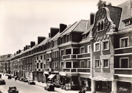 FRANCE - Calais - Rue Royale - Bâtiments - Boutiques - Fenêtres - Balcons - 1950 - Voiture - Animé - Carte Postale - Calais