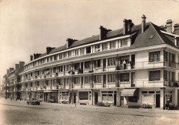 FRANCE - Calais - Boulevard Des Alliés - Bâtiments - Fenêtres - Balcons - Boutiques - Voiture - Animé - Carte Postale - Calais