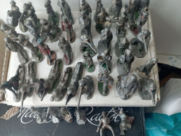 Lot D' Un Quarantaine De Soldats En Alu ( Ils Sont Très Usés,on A Joué Avec) - Jouets Anciens